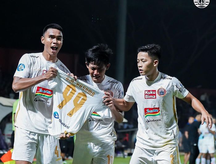 Firza Andika bersama Muhammad Ferarri dan Rio Fahmi merayakan gol Persija Jakarta ke gawang Persik Kediri. 