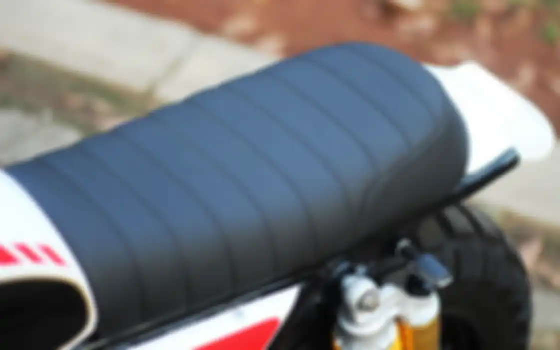 Jok custom dengan lapisan kulit sintetis berwarna hitam