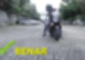 Video Tips Kapan Menyalakan Lampu Hazard di Motor yang Benar