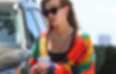Hailey Bieber Hobi Merajut karena Bisa Jadi Sarana Terapi Mental
