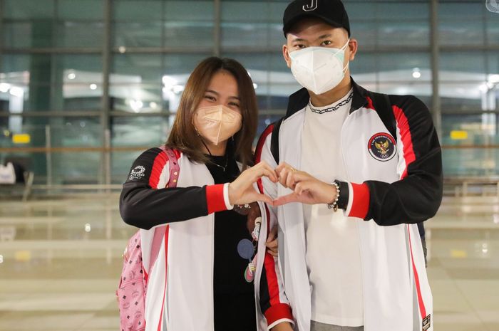 Pasangan ganda campuran Indonesia, Praveen Jordan/Melati Daeva Oktavianti, berpose menjelang berangkat ke Jepang di Bandara Soekarno Hatta, Tangerang, Kamis (8/7/2021).