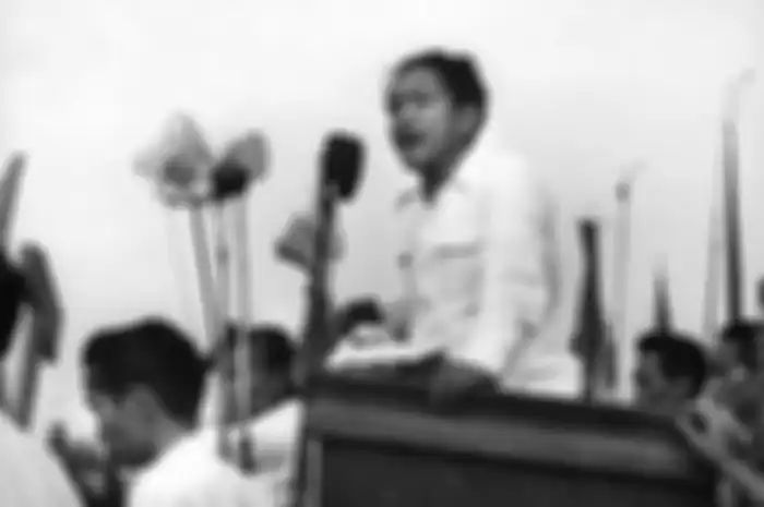Dalam suasana semacam itu, banyak orang prihatin. Di Yogya, orang kalangan “dalam” menanggapinya dengan mengadakan pawai mengelilingi beteng