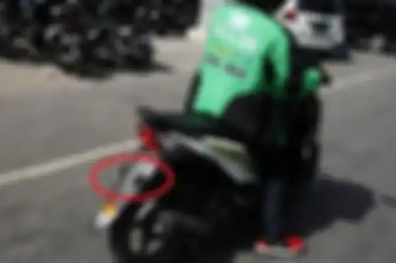Ilustrasi pemotor sengaja copot pelat nomor kendaraan, polisi kembali berlakukan tilang manual.
