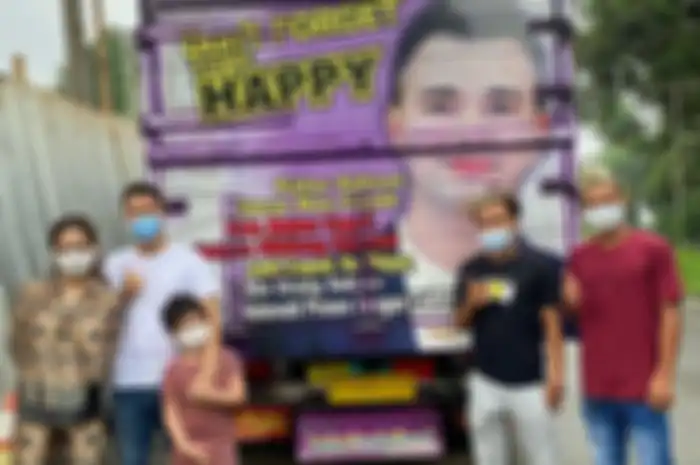 Truk bergambar fotonya diundang Raffi Ahmad ke istana Andara.