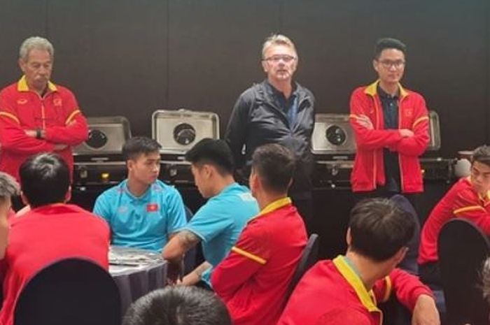 Pelatih Timnas Vietnam, Philippe Troussier, menyemangati anak asuhnya usai dibantai Korea Selatan dengan skor telak 0-6.