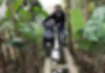 Kocak, Terlalu Percaya GPS, Pemotor Malah Nyasar Terobos Kebun Pohon Pisang