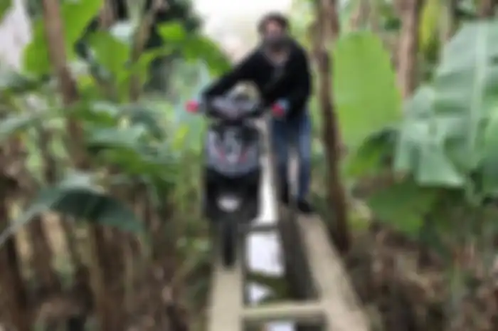 Seorang pengendara motor di Vietnam dibikin nyasar oleh GPS