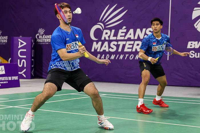 Aksi pasangan ganda putra Indonesia, Sabar Karyaman Gutama/Moh. Reza Pahlevi Isfahani, pada perempat final Orleans Masters 2021 di Palais des Sports, Orleans, Prancis, 26 Maret 2021.