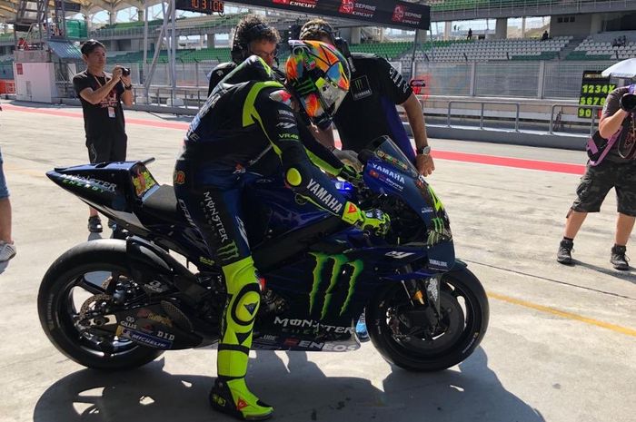 Valentino Rossi tampil dengan Helm Baru saat  melaju di tes pramusim MotoGP 2019 yang digelar di Sirkuit Sepang, Malaysia, Rabu (6/2/2019).