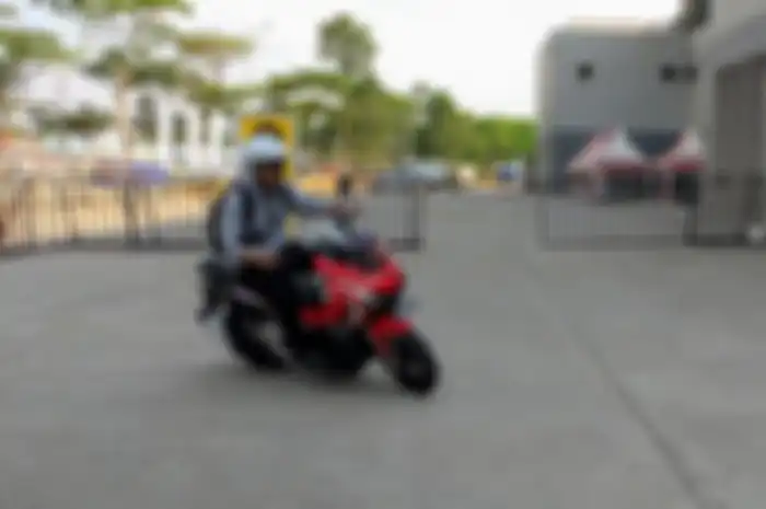 Seorang pengunjung sedang melakukan test ride Honda ADV150 di GIIAS 2019