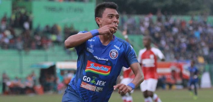 Penyerang Arema FC, Dedik Setiawan, merayakan gol yang dia cetak pada laga kontra Persipura Jayapura pada pekan ketujuh Liga 1 2019 di Stadion Gajayana, Malang, Kamis (4/7/2019).