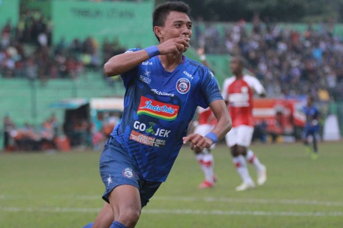 Penyerang Arema FC, Dedik Setiawan, merayakan gol yang dia cetak pada laga kontra Persipura Jayapura pada pekan ketujuh Liga 1 2019 di Stadion Gajayana, Malang, Kamis (4/7/2019).