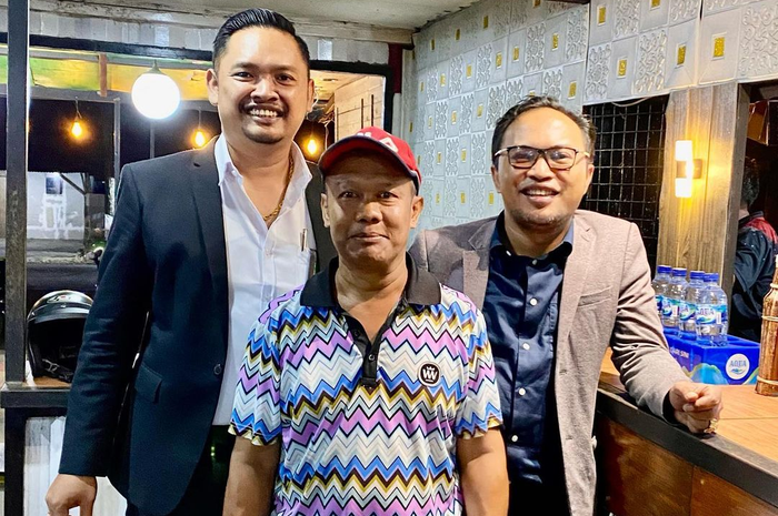 Foto Yosef Hidayah atau Yosef Subang tersenyum bersama pengacaranya diunggah di media sosial. 