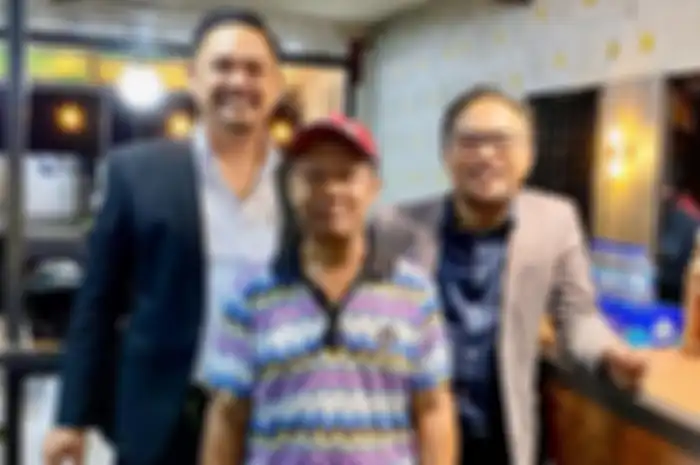 Foto Yosef Hidayah atau Yosef Subang tersenyum bersama pengacaranya diunggah di media sosial. 