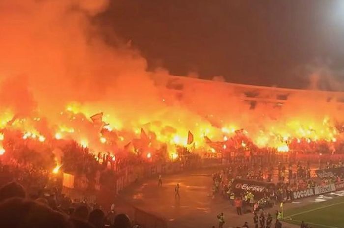 Suasana Stadion Partizan saat Eternal Derby antara dua tim Serbia, Red Star Belgrade vs Partizan Belgrade, terngah bertanding.