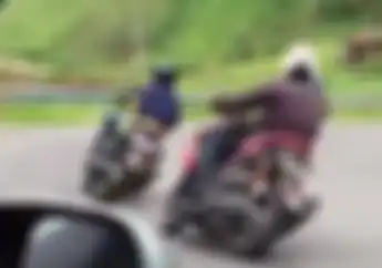 Video: Pamer Bisa Nikung Ala Marc Marquez, Pengendara Ini Langsung Ndlosor..