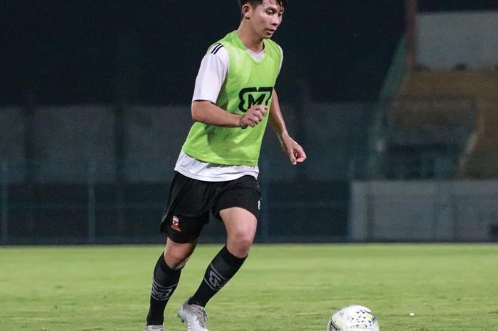 Bek anyar Madura United, Risna Prahala, saat menjalani latihan perdana bersama tim barunya di Stadion Gelora Bangkalan, Madura, pada Jumat (10/1/2020).