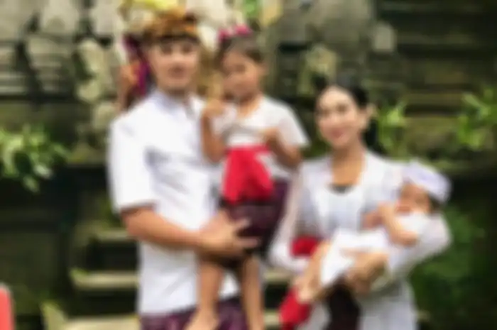 Happy Salma bersama suami dan kedua anaknya