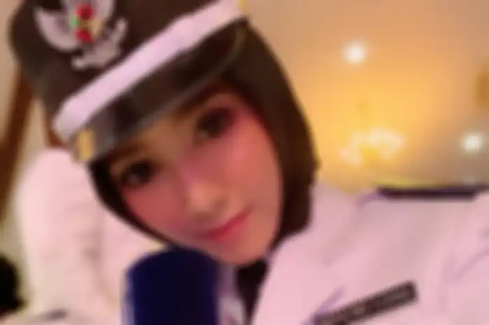 Angely Emitasari yang baru saja dilantik jadi Kepala Desa.