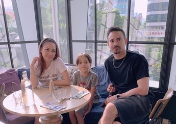 Kompak Banget, Bunga Citra Lestari dan Keluarga Pakai Sarung Untuk Seragam Hari Raya Idul Adha!