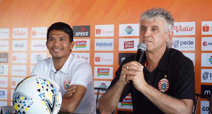 Pemain dan pelatih Persija Jakarta, Sandi Darman Sute alias Sandi Sute serta Ivan Kolev saat memberikan komentara pada prematch jelang laga kontra Bali United, Kamis (30/5/2019).