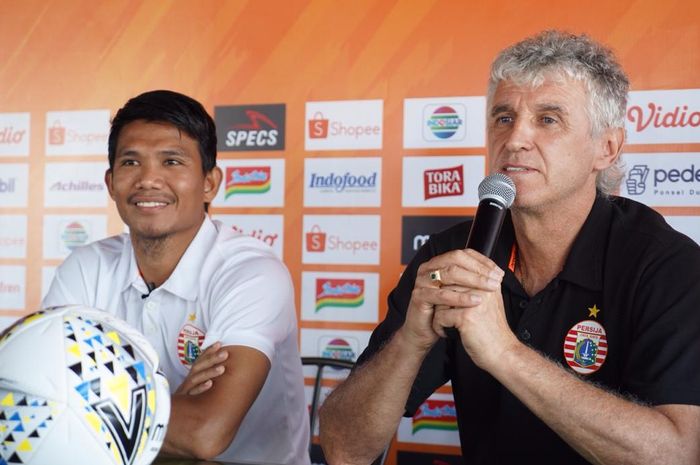 Pemain dan pelatih Persija Jakarta, Sandi Darman Sute alias Sandi Sute serta Ivan Kolev saat memberikan komentara pada prematch jelang laga kontra Bali United, Kamis (30/5/2019).