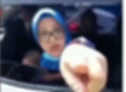 Emak-emak Penumpang Mobil Plat B Maki Petugas