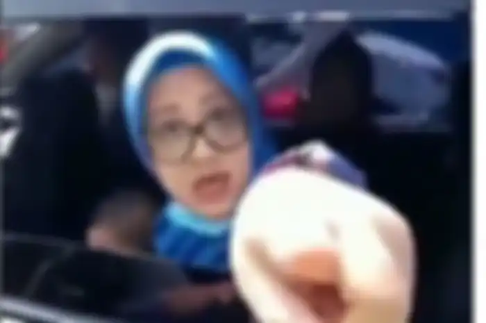 Emak-emak Penumpang Mobil Plat B Maki Petugas