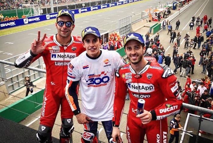 Danilo Petrucci (kiri), Marc Marquez (tengah), dan Andrera Dovizioso tengah berpose usai meraih podium pada MotoGP Prancis 2019, Minggu (19/5/2019)