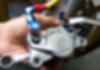 Simak! Lebih Aman Mana Kaliper dengan Satu atau Dua Piston? Ini Kata Ahlinya