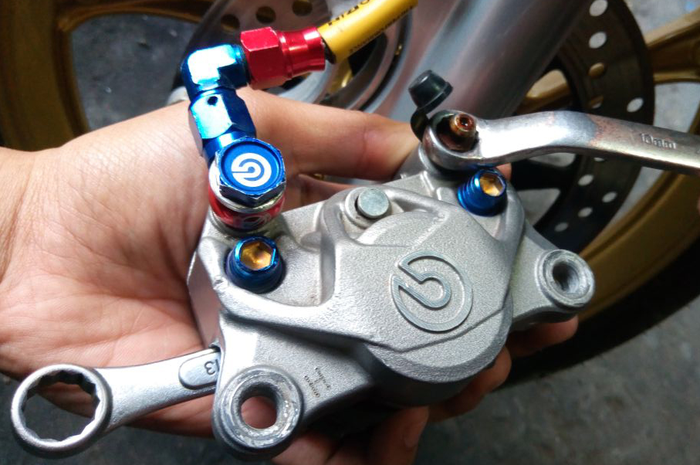 Ilustrasi kaliper rem motor.