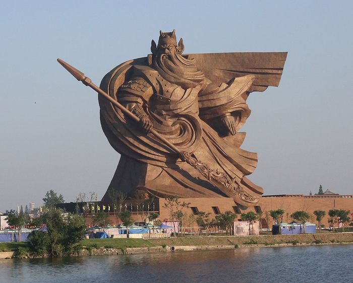 Pemilik janggut paling terkenal dalam sejarah Tiongkok kemungkinan besar adalah Guan Yu, jenderal militer legendaris dari era Tiga Kerajaan. Memiliki janggut sepanjang 60 sentimeter, ia dikenal dengan sebutan pria berjanggut indah.