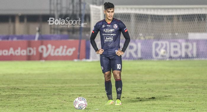Penyerang Arema FC, Muhammad Rafli, nampak akan melakukan tendangan bebas dalam laga pekan keenam Liga 1 2021 di Stadion Madya, Senayan, Jakarta, 3 Oktober 2021.