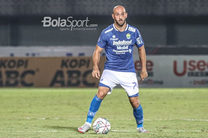 Gelandang Persib Bandung, Mohammed Rashid, sedang menguasai bola dalam laga pekan keempat Liga 1 2021 di Stadion Indomilk Arena, Tangerang, Banten, 23 September 2021.