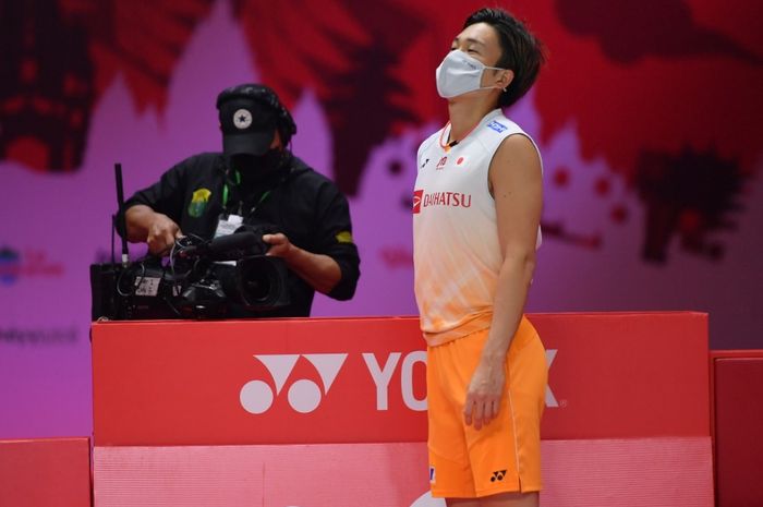 Pebulu tangkis tunggal putra Jepang, Kento Momota, berupaya merenggangkan otot punggungnya yang terasa sakit saat menjalani pertandingan melawan wakil India, Lakshya Sen, pada penyisihan Grup A BWF World Tour Finals 2021 di Bali International Convention Center &amp; Westin Resort, Nusa Dua, Bali, Rabu (