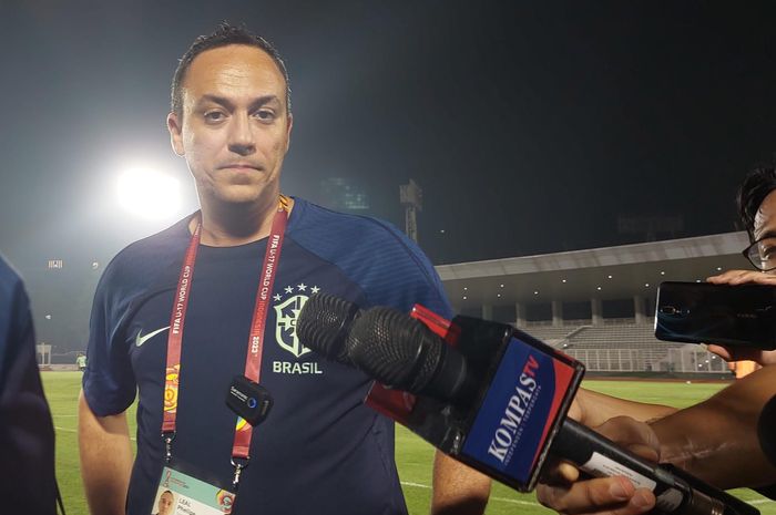 Pelatih timnas U-17 Brasil Phelipe Leal saat memberi keterangan kepada awak media di Stadion Madya, Senayan, Jakarta, Jumat (10/11/2023).