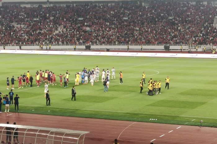 Seorang suporter masuk ke dalam lapangan Stadion Utama Gelora Bung Karno (SUGBK), Senayan, Jakarta Pusat, Senin (19/6/2023). 