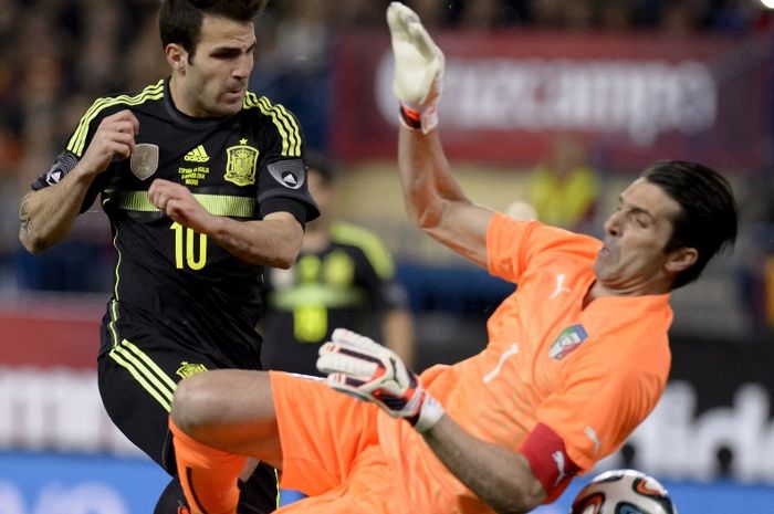 Cesc Fabregas saat berduel dengan Gianluigi Buffon dalam partai timnas Spanyol vs Italia di Vicente Calderon, Madrid (5/3/2014).