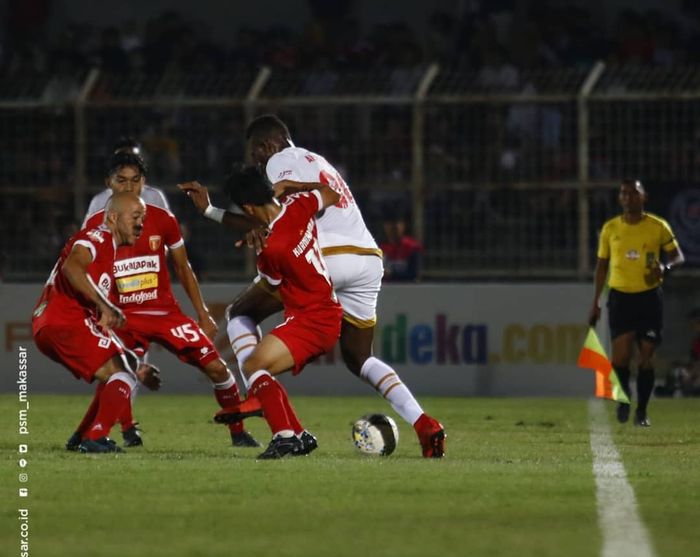 Penyerang PSM Makassar, Amido Balde (kanan), dikepung para pemain Perseru Badak Lampung pada pekan ke-18 Liga 1 2019 di Stadion Sumpah Pemuda, Minggu (15/9/2019).