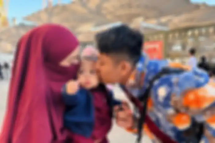 Lesti Kejora dan Rizky Billar habiskan waktu bersama keluarga dengan ibadah umrah. 