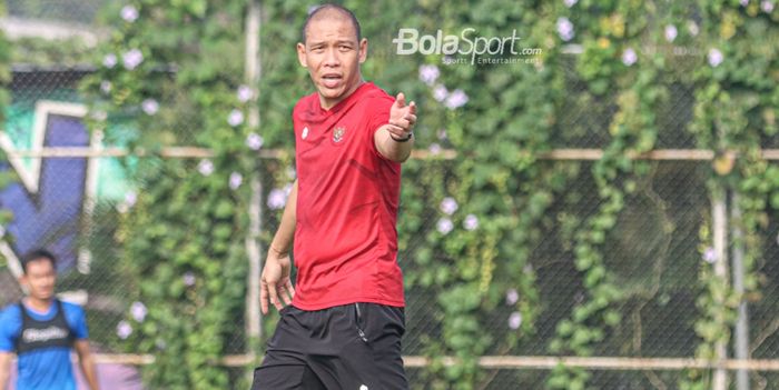 Asisten pelatih timnas Indonesia, Nova Arianto, sedang memberikan intruksi kepada para pemainnya dalam latihan di Lapangan G (Panahan), Senayan, Jakarta, 2 Oktober 2021.