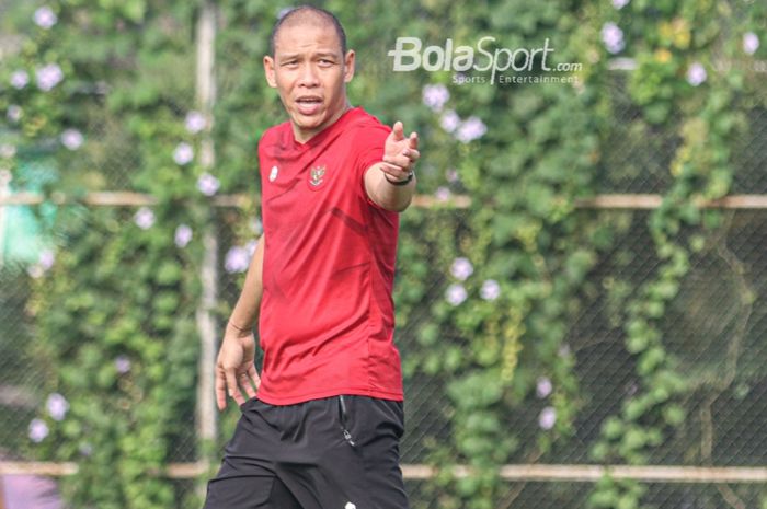 Asisten pelatih timnas Indonesia, Nova Arianto, sedang memberikan intruksi kepada para pemainnya dalam latihan di Lapangan G (Panahan), Senayan, Jakarta, 2 Oktober 2021.