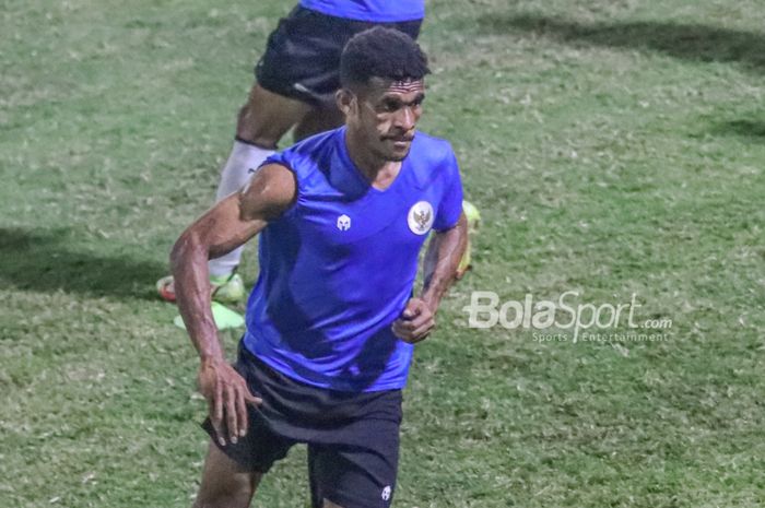 Ricky Kambuaya nampak sedang mengikuti pemusatan latihan timnas Indonesia di Lapangan B, Senayan, Jakarta, 9 November 2021.