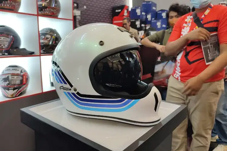 Helm NJS Freedom Cocok Dipakai Naik Motor Custom, Harga Mulai Rp 650 Ribuan!