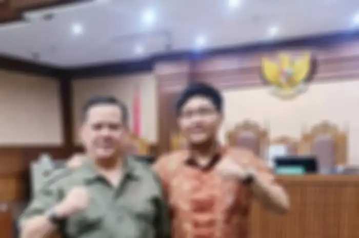 Jenderal bintang dua Napoleon Bonaparte (kiri) dikabarkan menganiaya Muhammad Kece. 