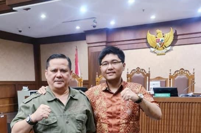 Jenderal bintang dua Napoleon Bonaparte (kiri) dikabarkan menganiaya Muhammad Kece. 