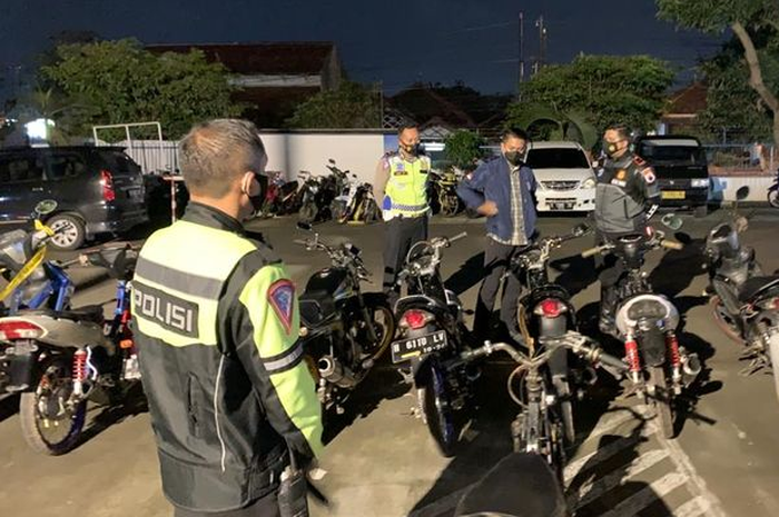 Ilustrasi polisi melakukan patroli guna mencegah balap liar.