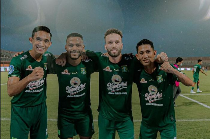 Pemain Persebaya Surabaya termasuk Rizky Ridho saat merayakan kemenangan atas Madura United.