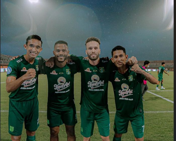 Pemain Persebaya Surabaya termasuk Rizky Ridho saat merayakan kemenangan atas Madura United.