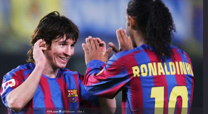 Lionel Messi dan Ronaldinho saat sama-sama masih membela Barcelona.